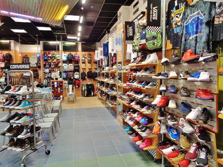 Picture of a Journeys store constructed by Retail Construction Services, Inc.