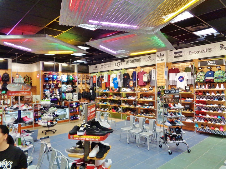 Picture of a Journeys store constructed by Retail Construction Services, Inc.