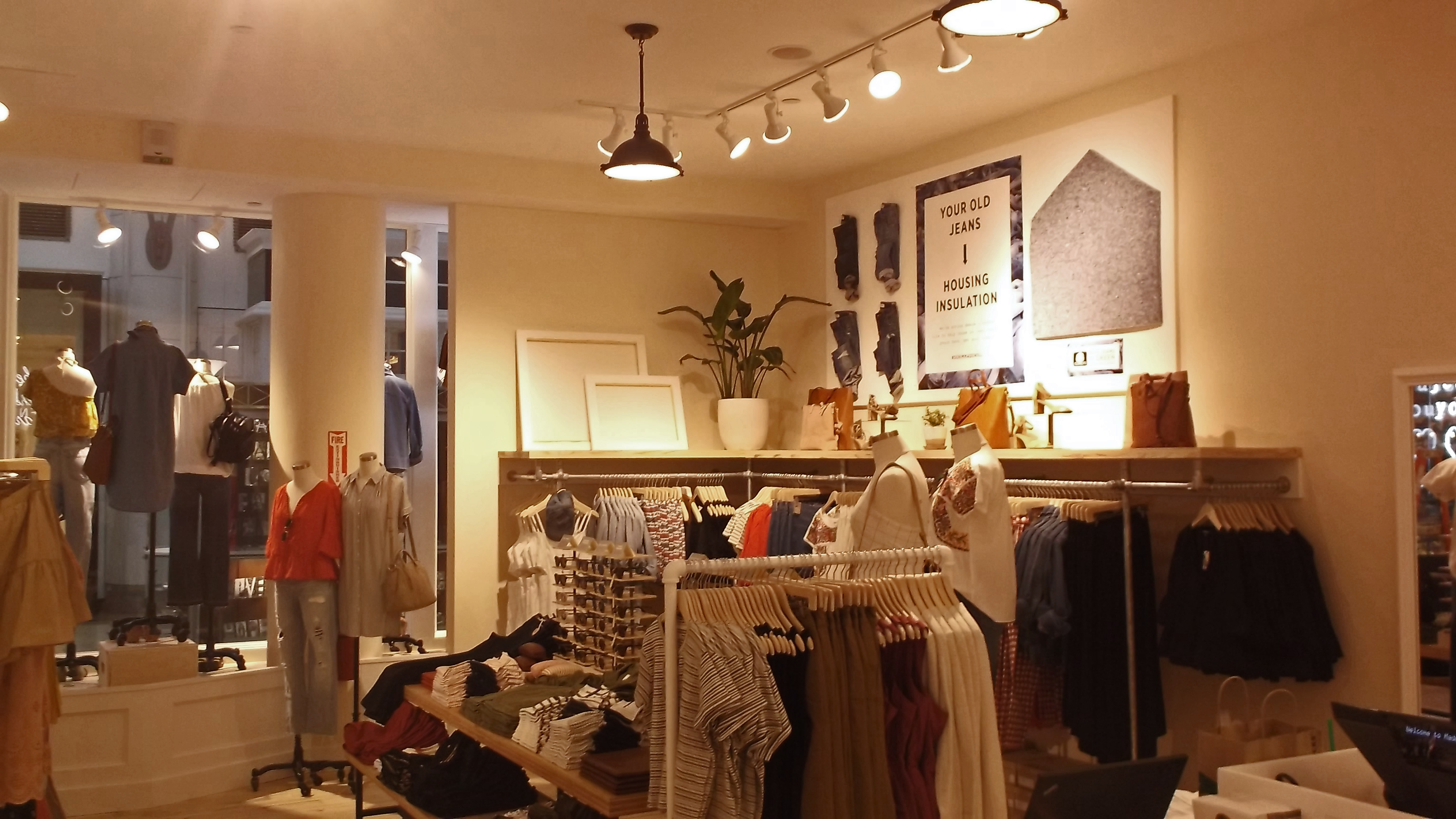 Picture of a Madewell store constructed by Retail Construction Services, Inc.
